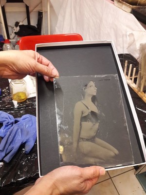 » #8/9 « / Wet plate collodion photo on glass / Blog post by <a href="https://strkng.com/en/model/lysann/">Model Lysann</a> / 2018-04-03 13:02 / Alternative Techniken