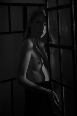 monochrome / Portrait / monochrome,portrait,diefotolounge,fenster,window,stimmungen,emotion