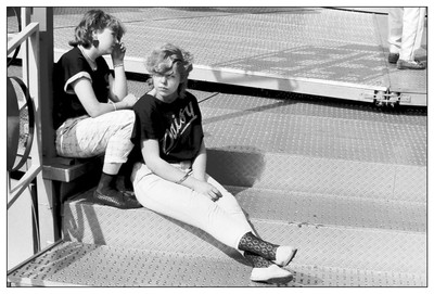 Daisy / Schwarz-weiss / berlin,kreuzberg,analog,schwarzweißfotografie,tristesse,minolta,80erjahre,jahrmarkt,volksfest,jugend