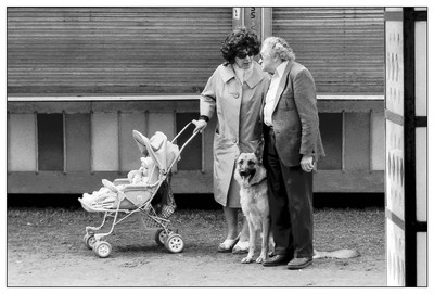 "Normalos" / Schwarz-weiss / berlin,analog,schwarzweißfotografie,normalos,deutsch,schäferhund,ausflug,vergnügen,80erjahre,westberlin,familie,umbruch,zeitzeuge