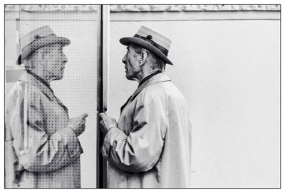 Zwiegespräch / Schwarz-weiss / berlin,analog,analogfotografie,minolta,schwarzweißfotografie,hut,spiegelung,kudamm,herr,trenchcoat,fotokunst,80erjahre,dunkelkammer,mauer,haraldhauswald,coberlin