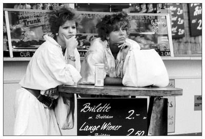 Lange Wiener / Schwarz-weiss / berlin,analog,mädchen,frauen,bulette,neukölln,schwarzweißfotografie,westberlin,80erjahre,zeitzeugnis,langewiener
