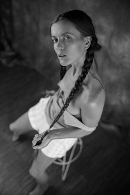 » #5/7 « / Pigtailed beauty / Blog post by <a href="https://strkng.com/en/photographer/frankpfeifferphoto/">Photographer FrankPfeifferPhoto</a> / 2024-08-04 00:35 / Fine Art / nude,fineart,topless,baw